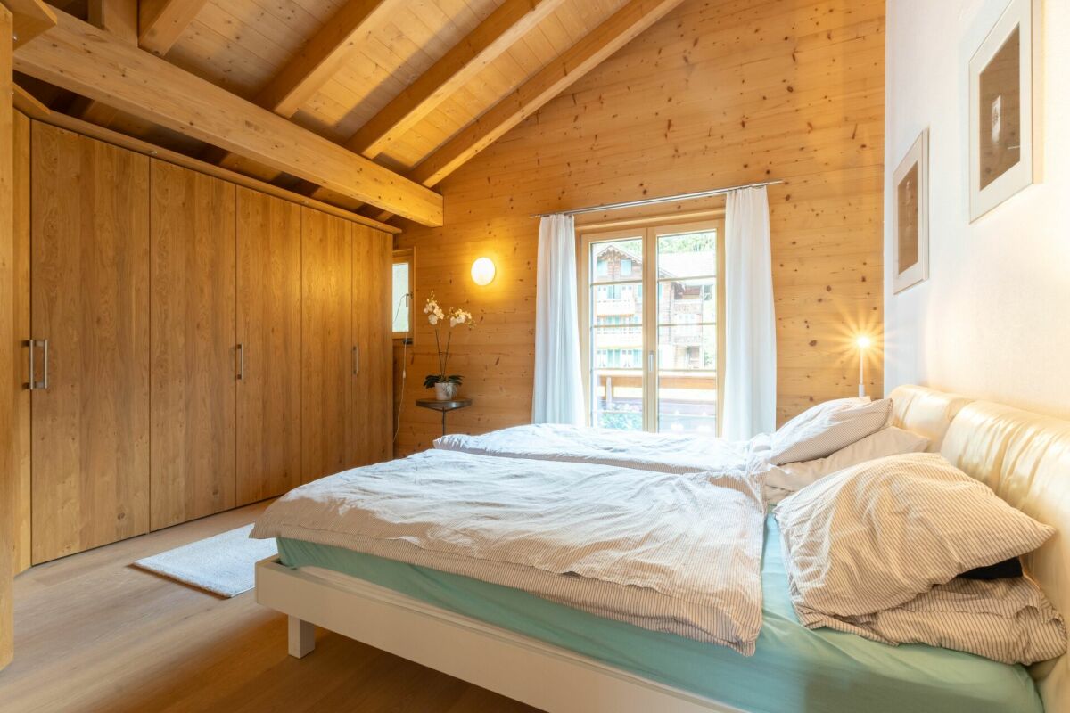 Gemütliches Schlafzimmer im Holzhaus