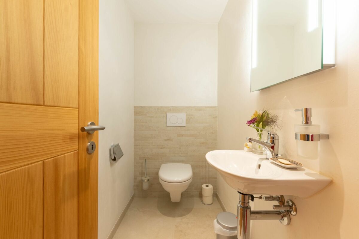 Helles Gäste-WC mit Waschbecken