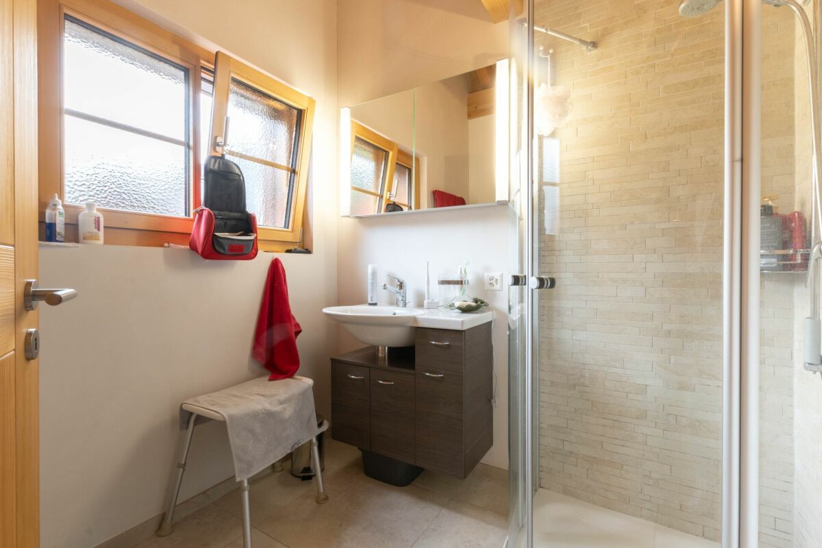 Kleines Badezimmer mit Dusche und Fenster
