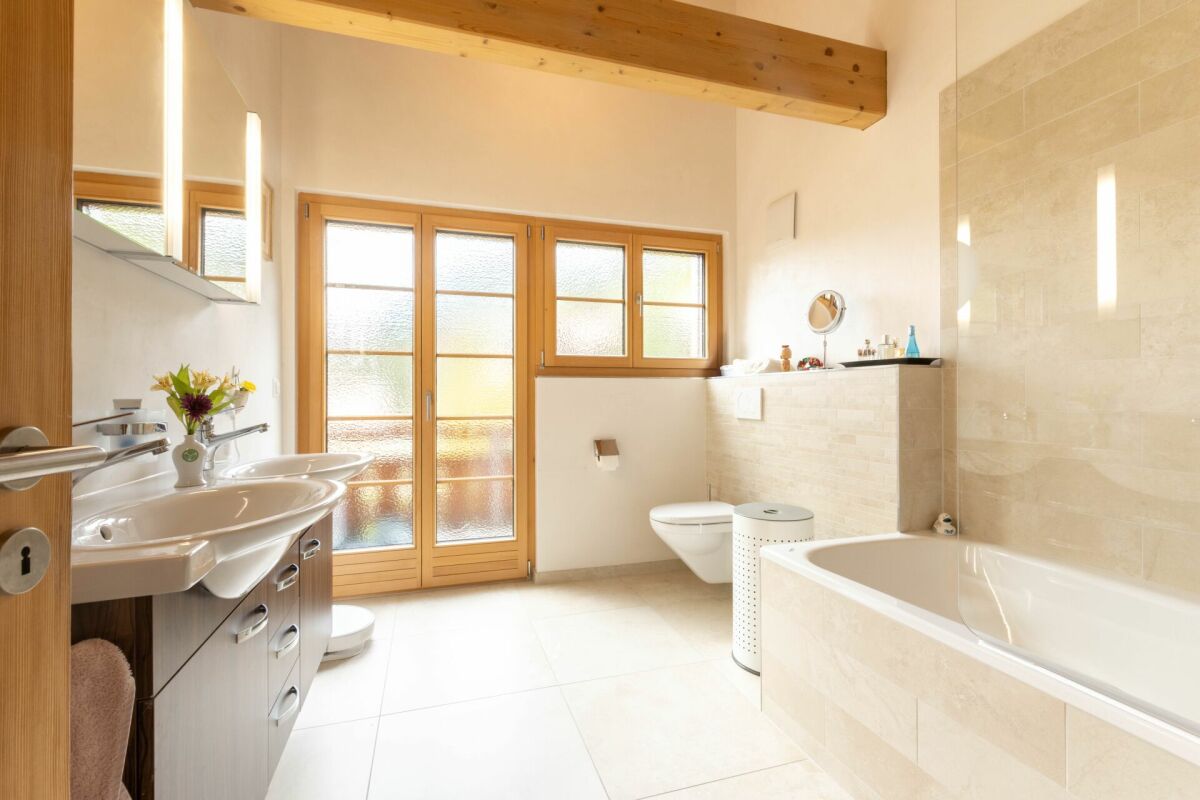 Helles Badezimmer mit Badewanne und Doppelwaschbecken