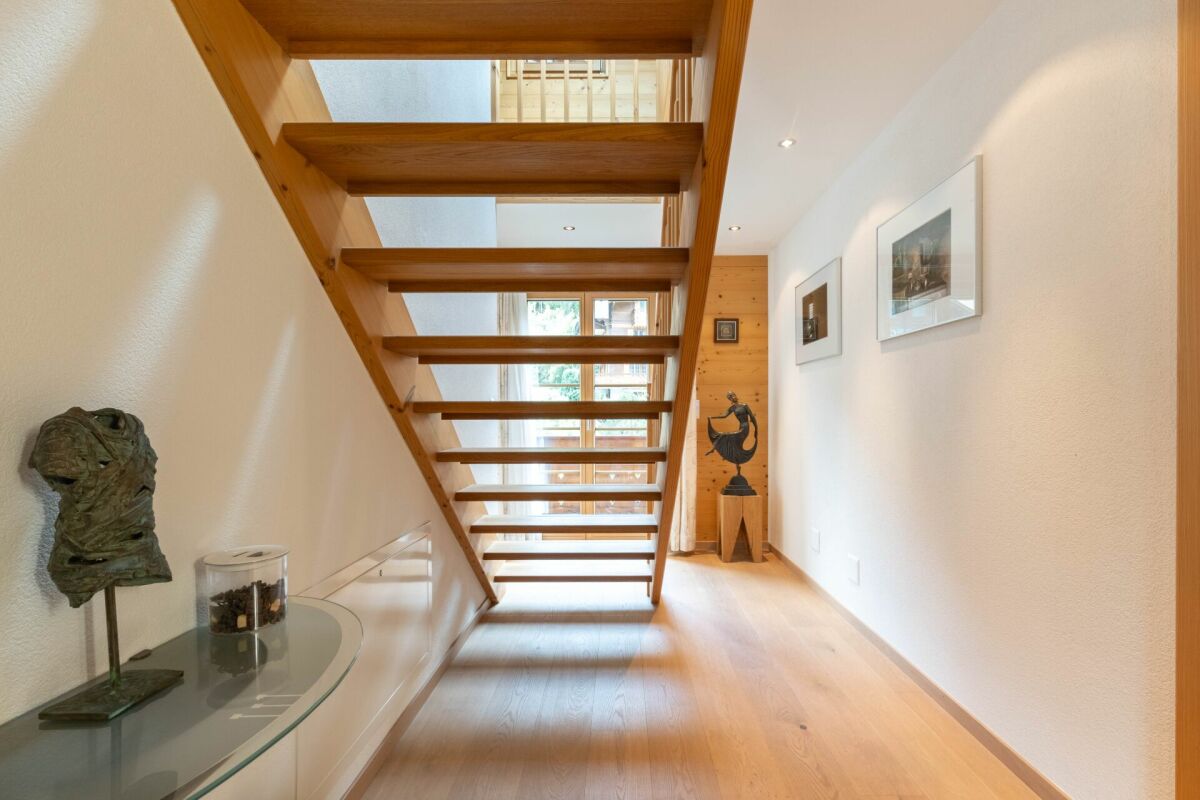 Heller Flur mit Holztreppe