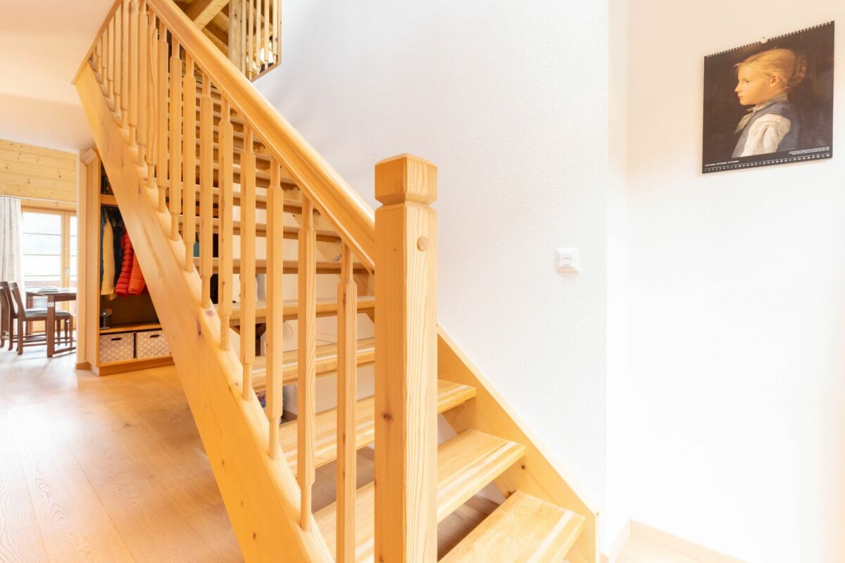Treppenhaus mit Holztreppe