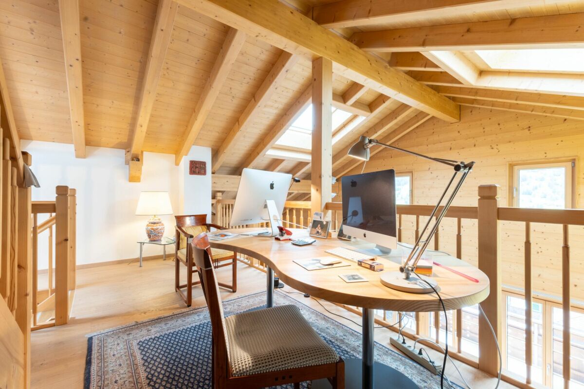 Lichtes Arbeitszimmer auf einer Galerie im Holzhaus