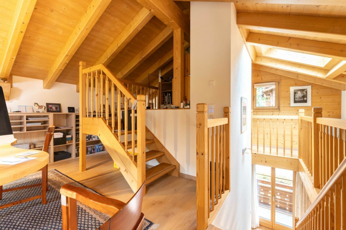 Holzgalerie mit Treppe und sichtbarem Dachstuhl
