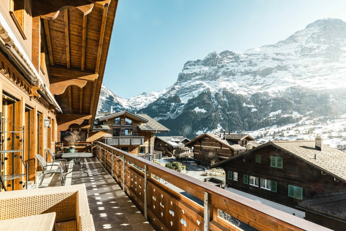 Alpenbalkon mit Bergpanorama