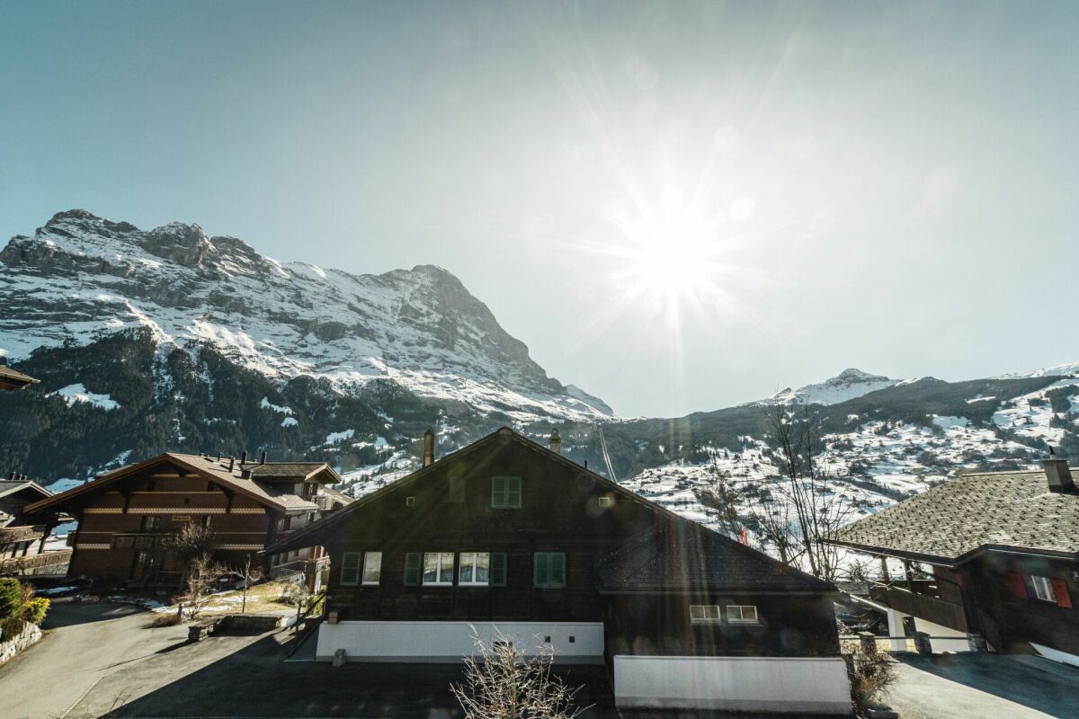 Bergblick über verschneite Chalets