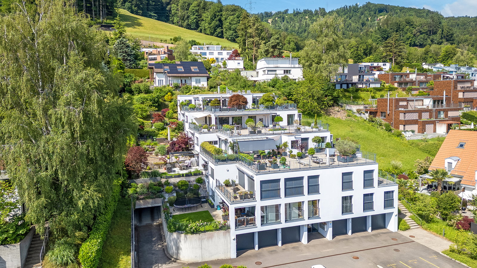 Moderne Terrassenanlage in Hanglage