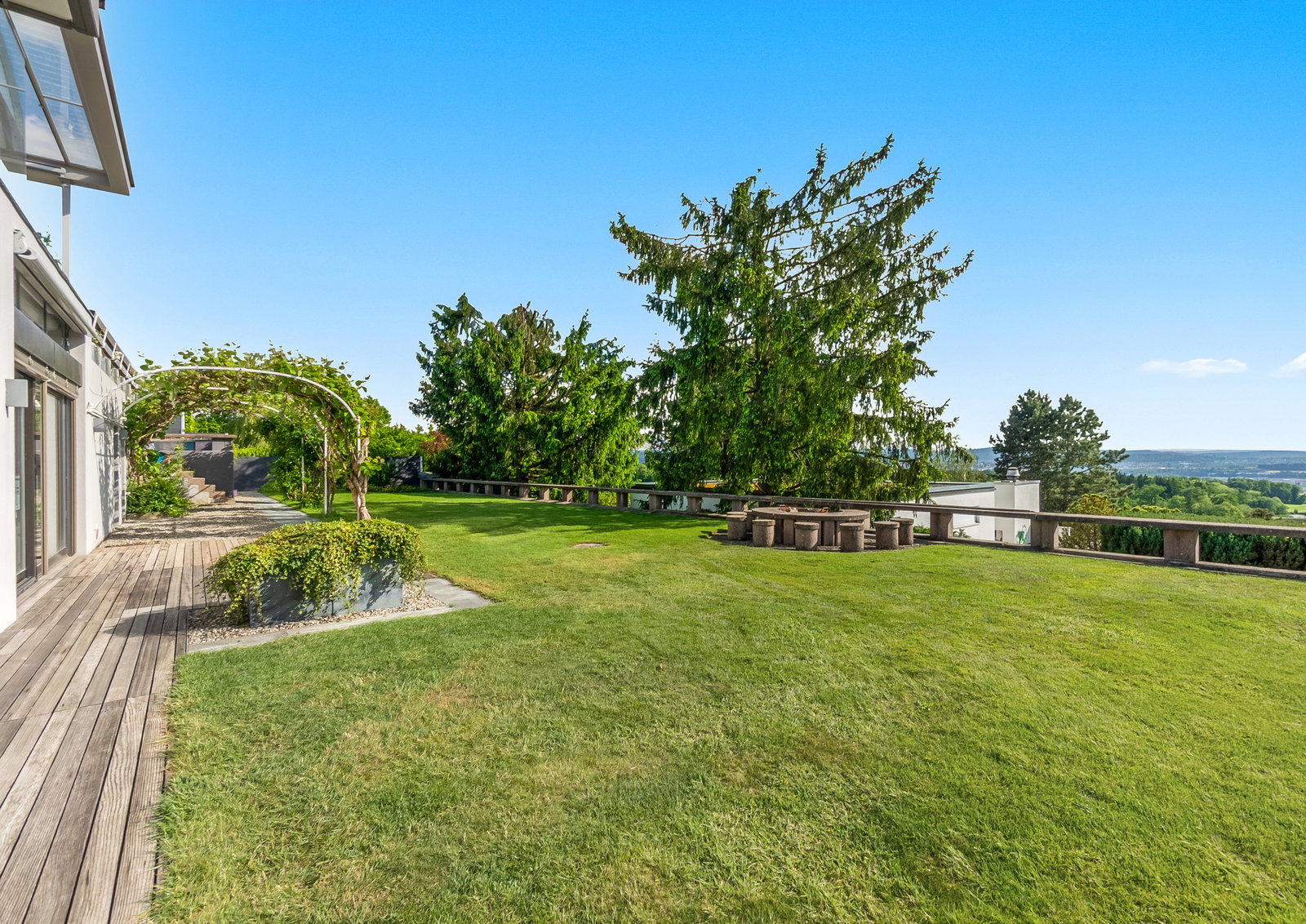 Großer Garten mit Terrasse und Panoramablick