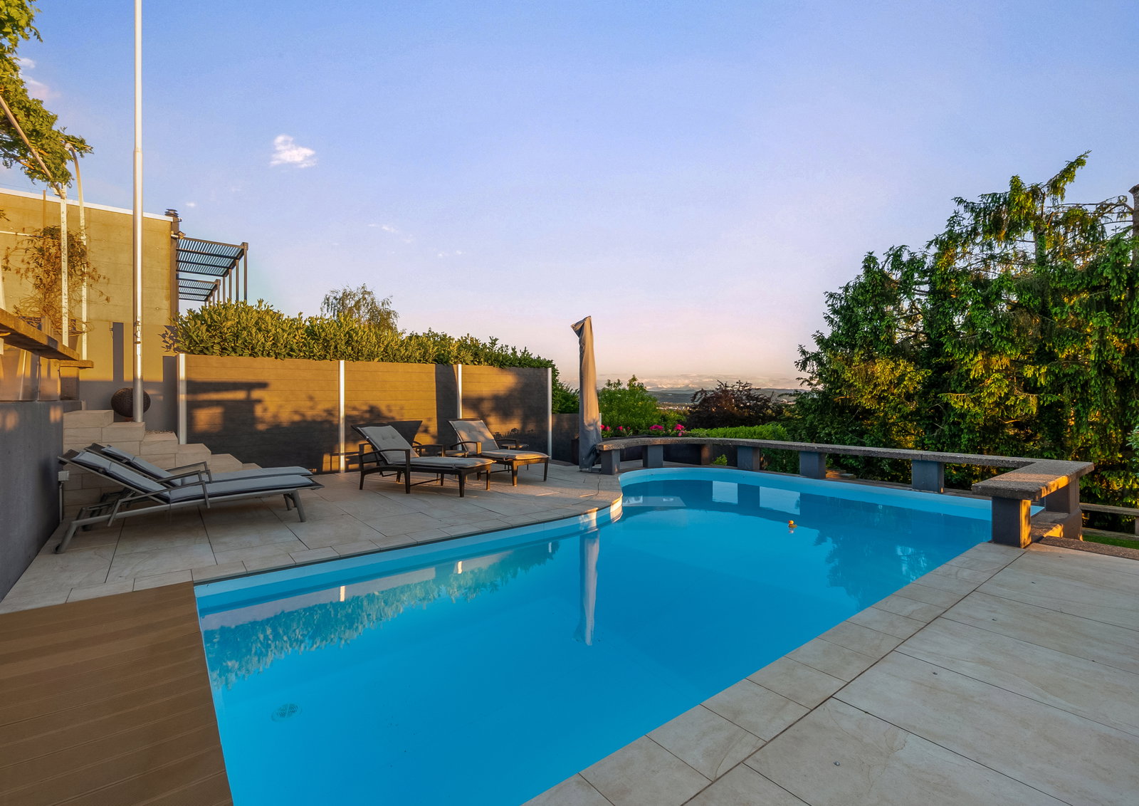 Poolterrasse mit Aussicht