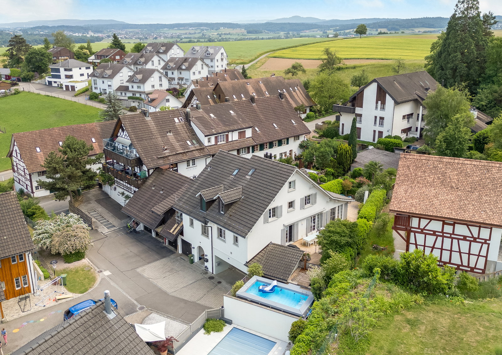 Luftaufnahme eines Wohngebiets mit Häusern und Gartenanlage