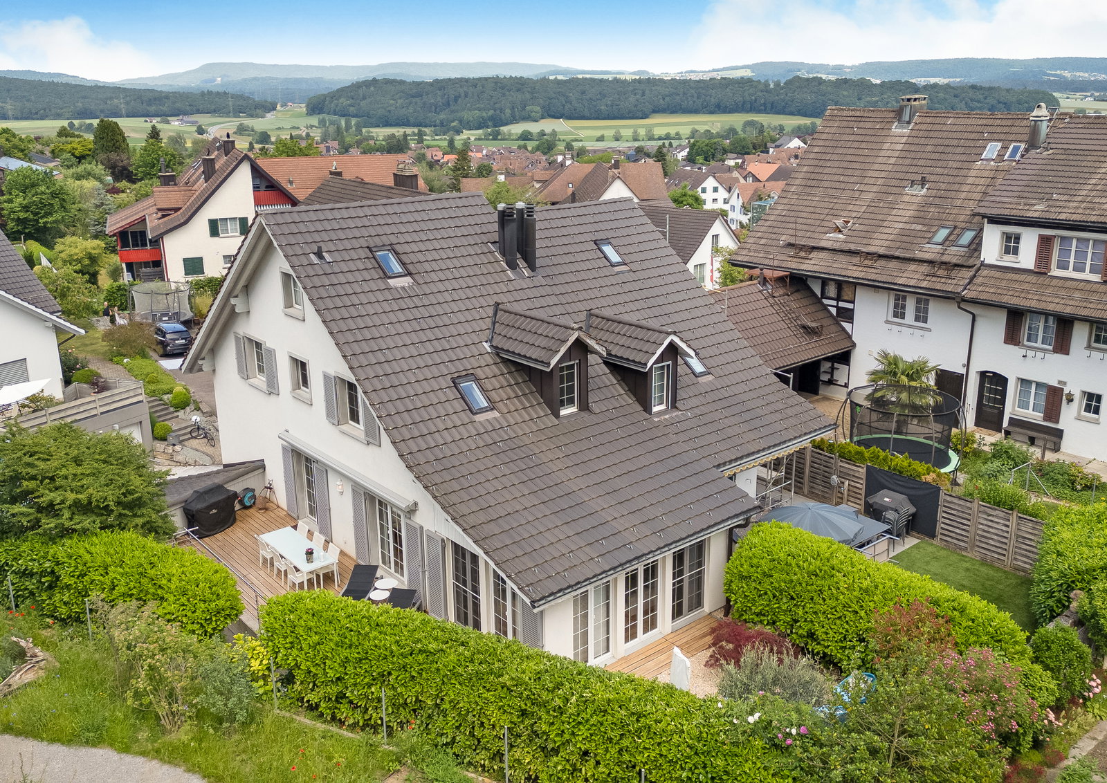 Luftaufnahme eines Einfamilienhauses mit Garten und Talblick