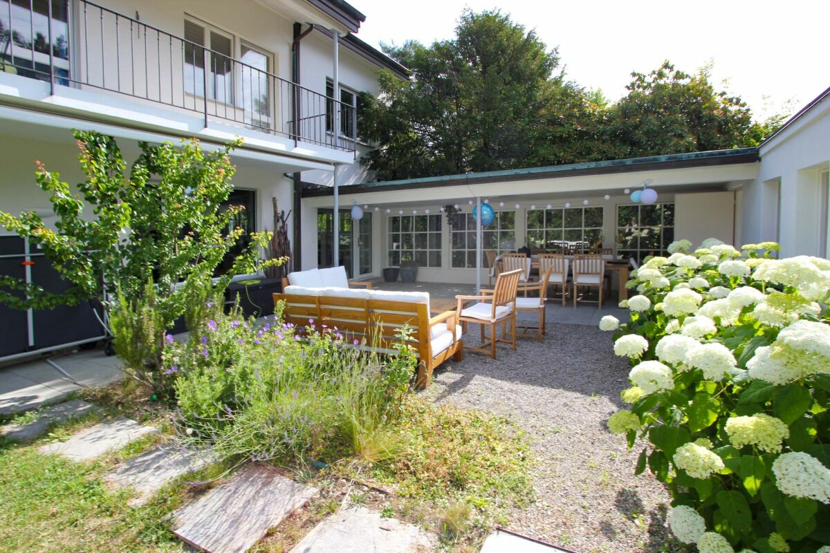 Außenbereich mit Terrasse und Garten
