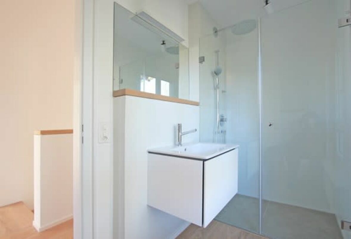 Modernes Badezimmer mit Glasdusche