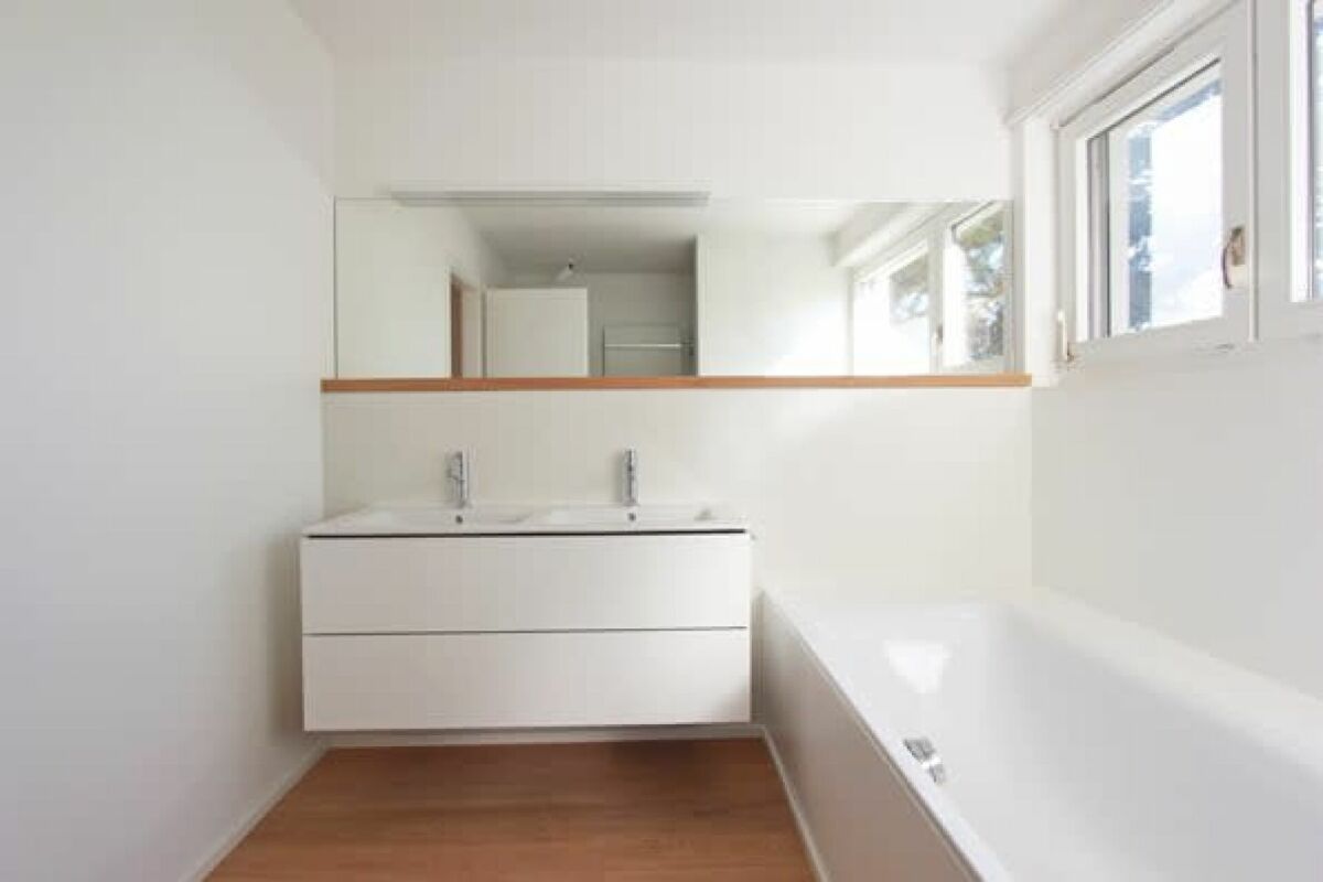 Helles Badezimmer mit Doppelwaschtisch und Badewanne