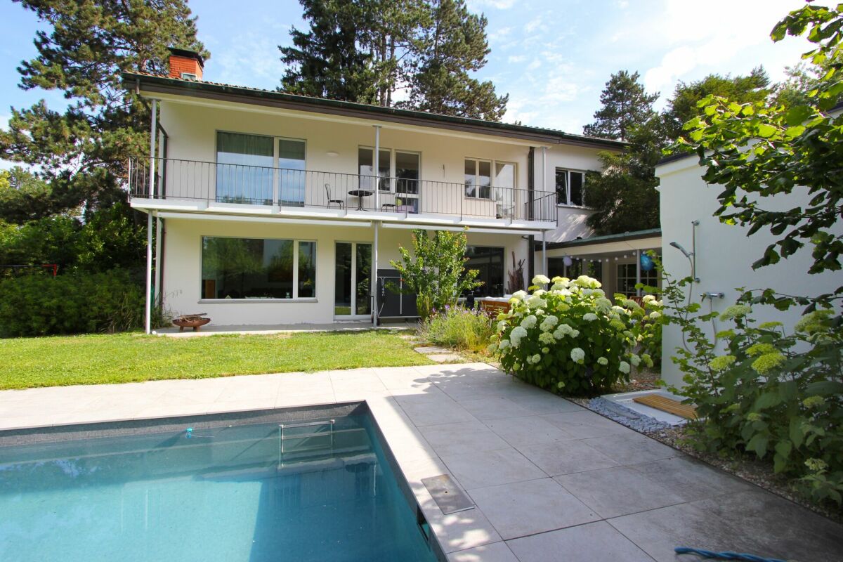 Moderner Wohnhausgarten mit Pool