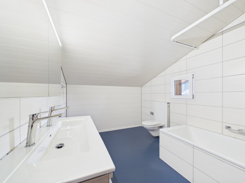 Helles Badezimmer mit Dachschräge