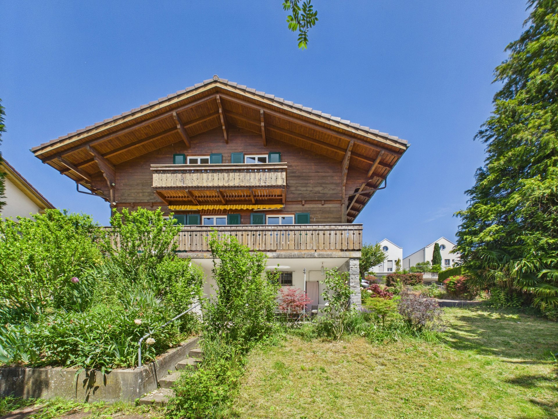 Alpines Holzhaus mit großem Garten