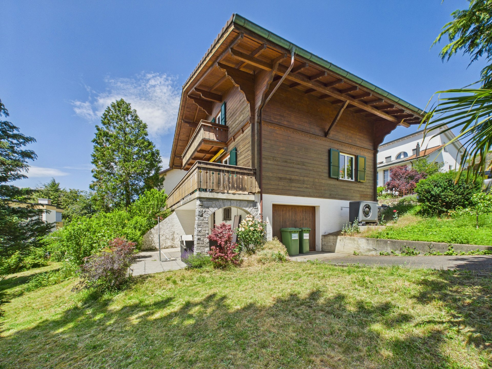 Chalet mit Holzfassade und großem Balkon