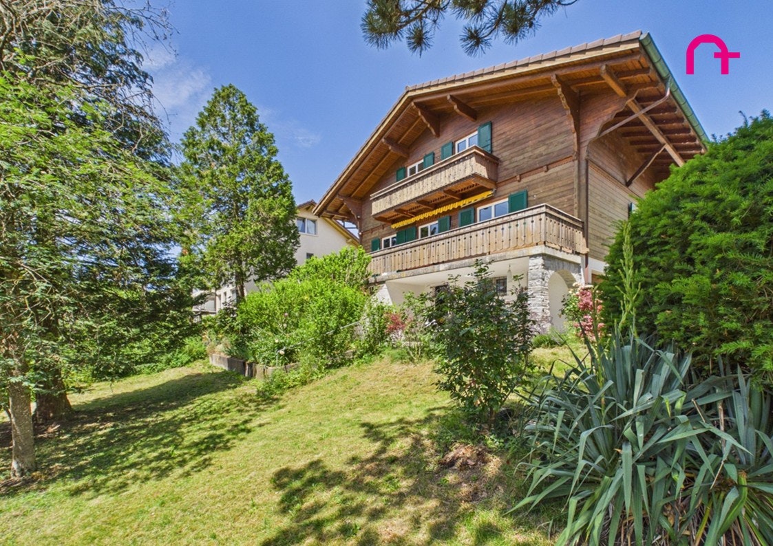 Alpines Holzhaus mit Garten