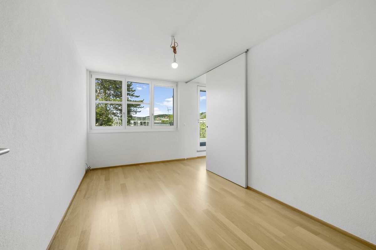 Heller leerer Raum mit Fenster und Schiebetür