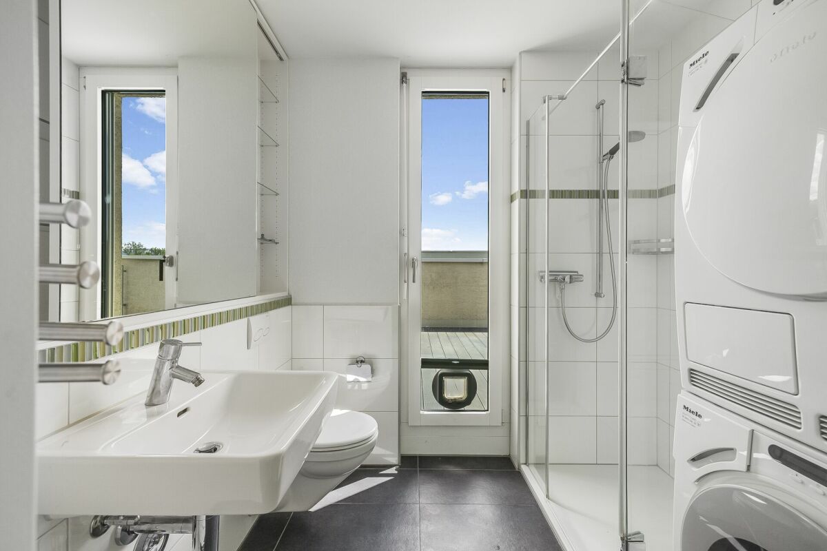 Modernes Badezimmer mit Dusche und Waschtisch