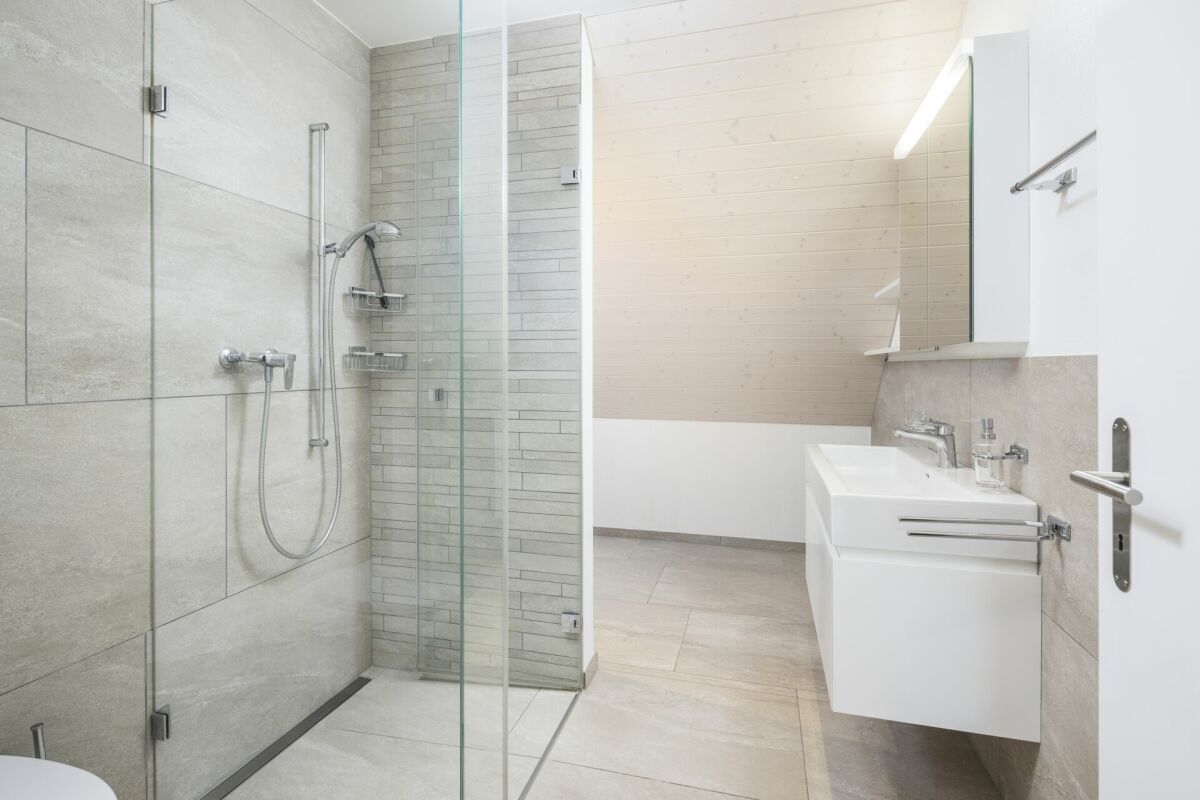 Modernes Badezimmer mit begehbarer Dusche und Waschtisch