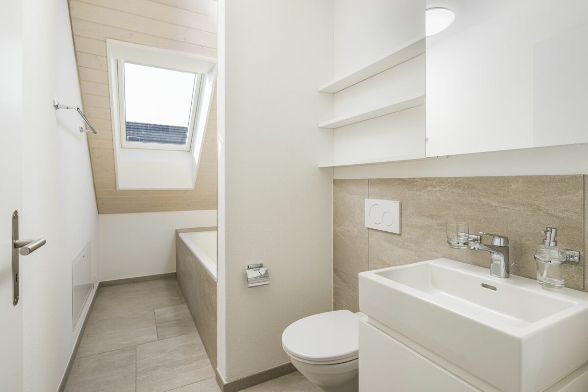 Modernes Bad mit Dachfenster