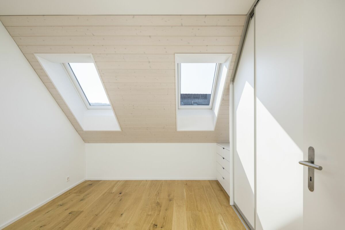 Helles Dachgeschosszimmer mit zwei Dachfenstern