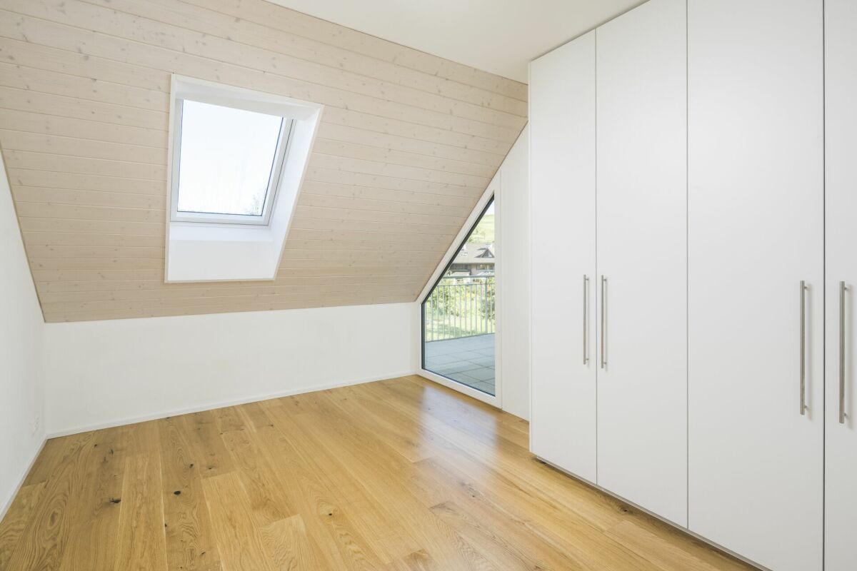 Helles Dachzimmer mit Einbauschrank und Dachfenster