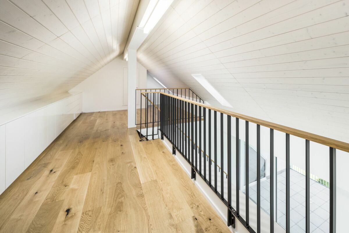 Galerie im Dachgeschoss mit Treppengeländer