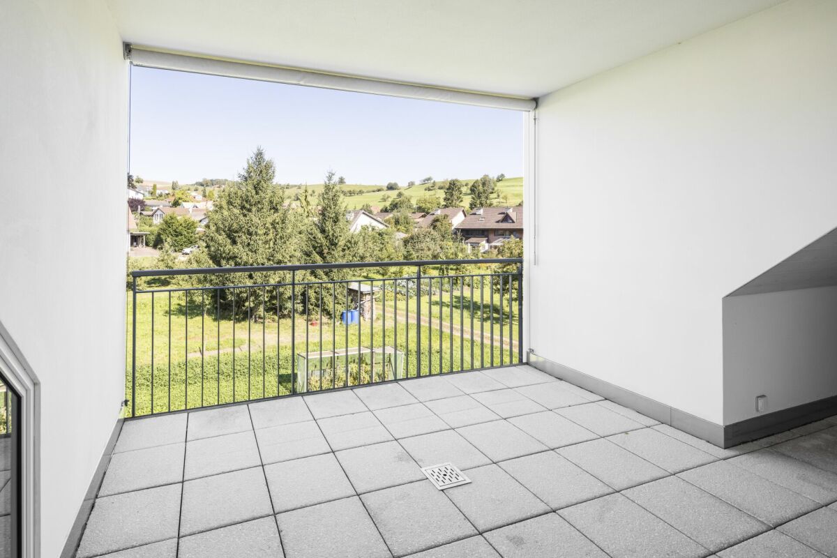 Überdachter Balkon mit Landschaftsblick
