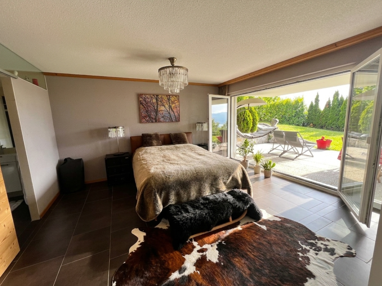 Gemütliches Schlafzimmer mit Terrassenzugang
