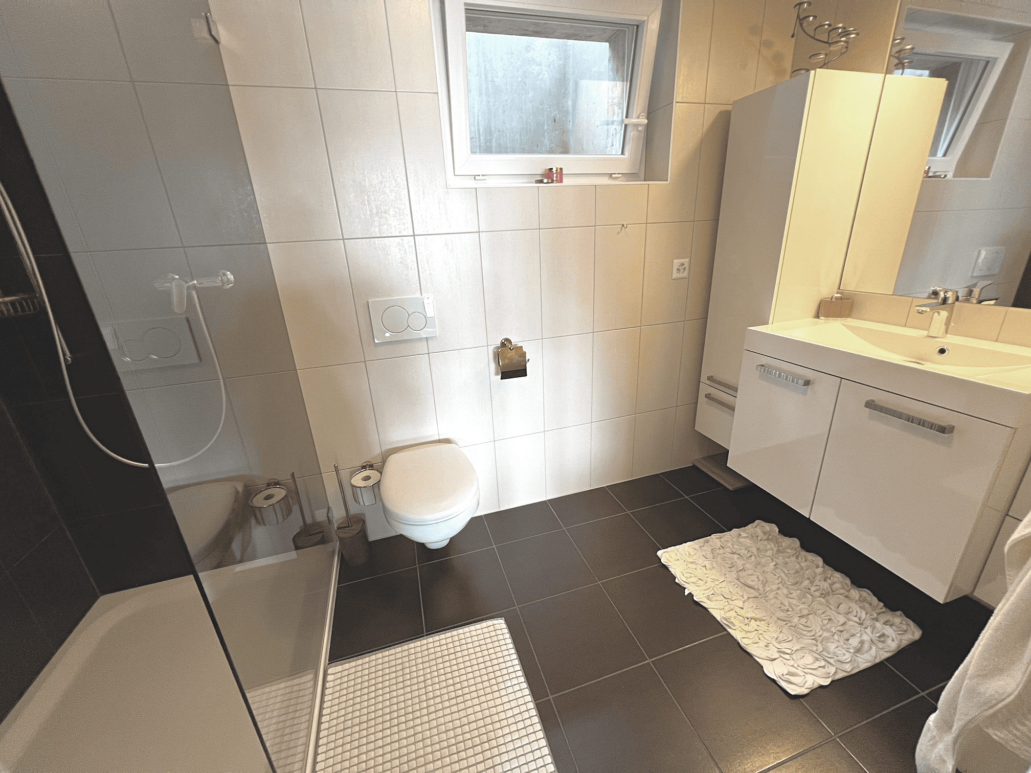 Modernes Badezimmer mit Dusche und Waschtisch