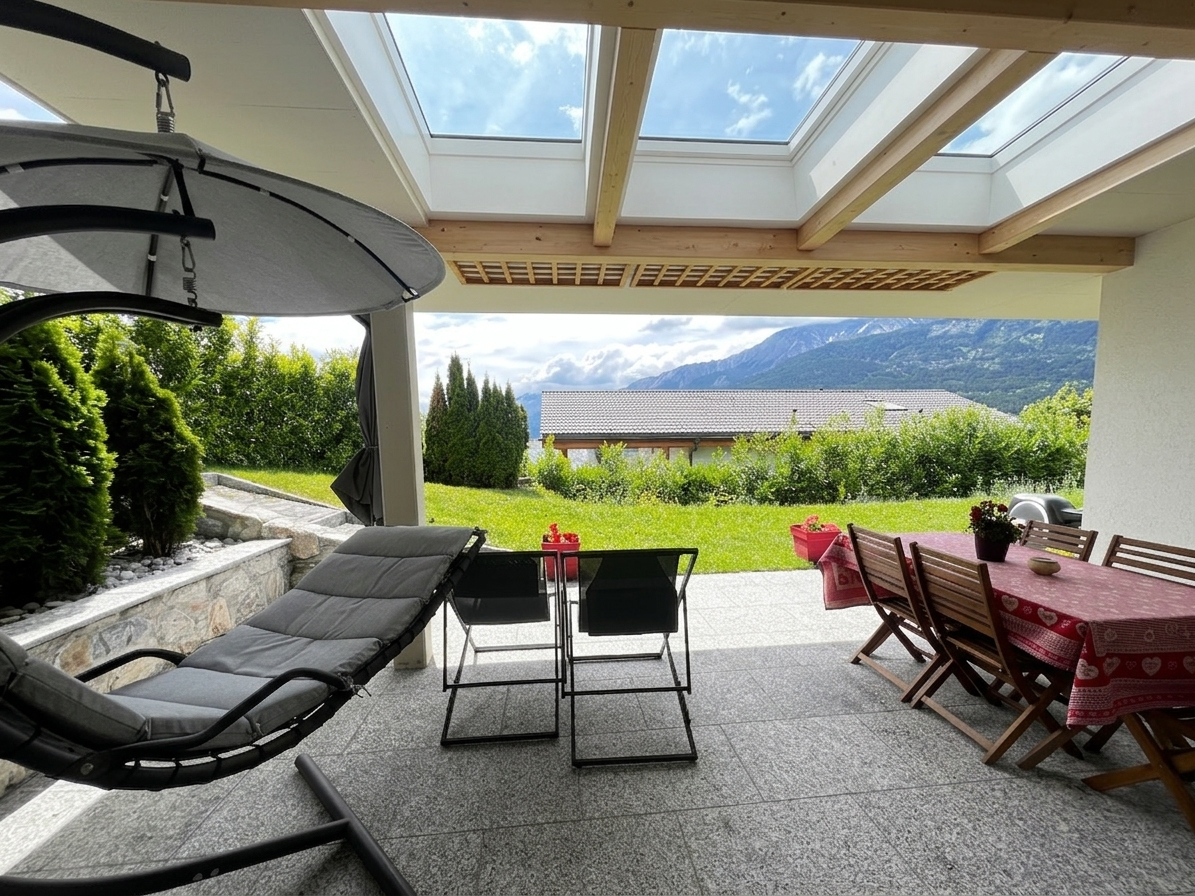 Überdachte Terrasse mit Bergblick