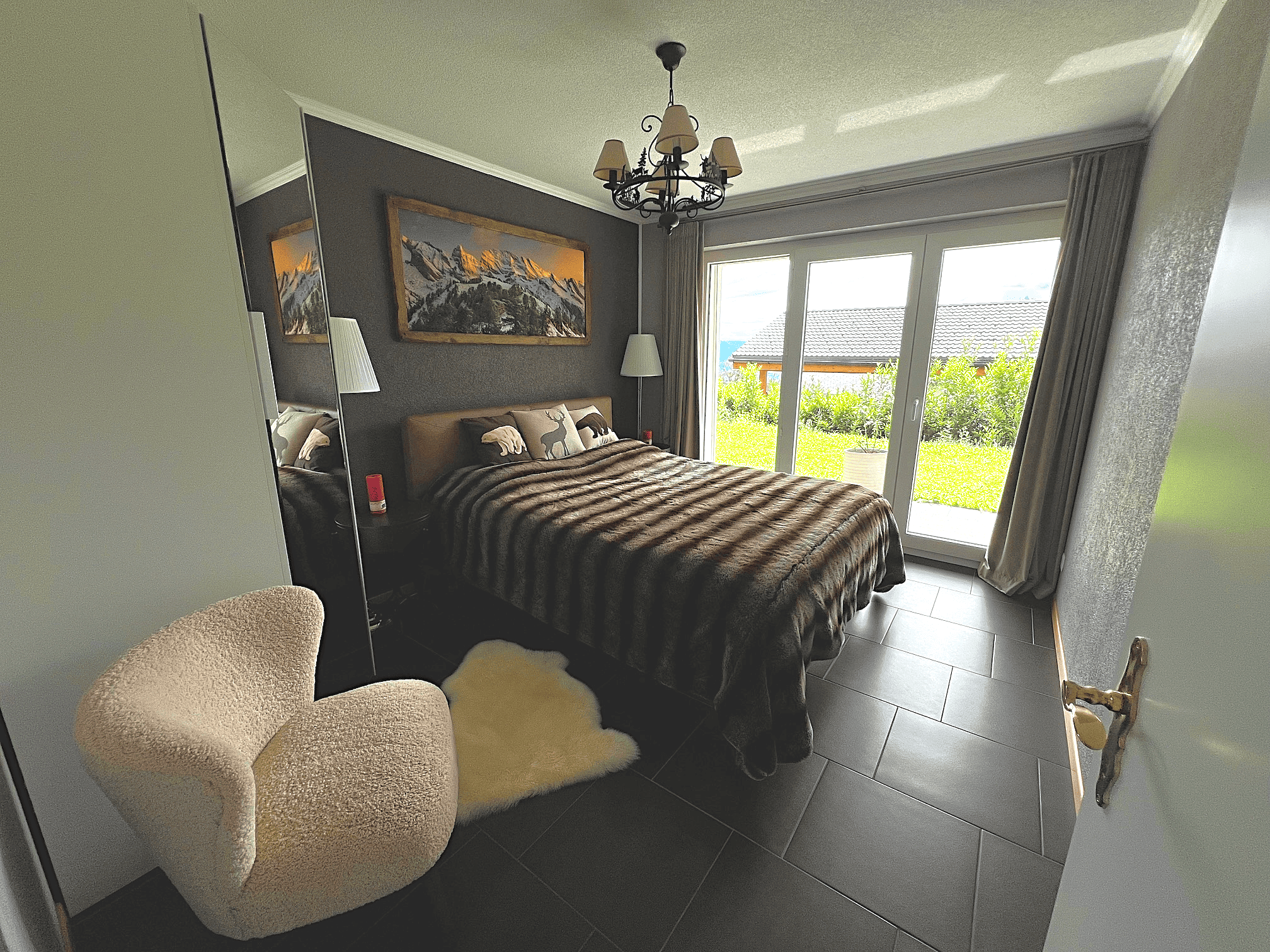 Schlafzimmer mit Gartentür