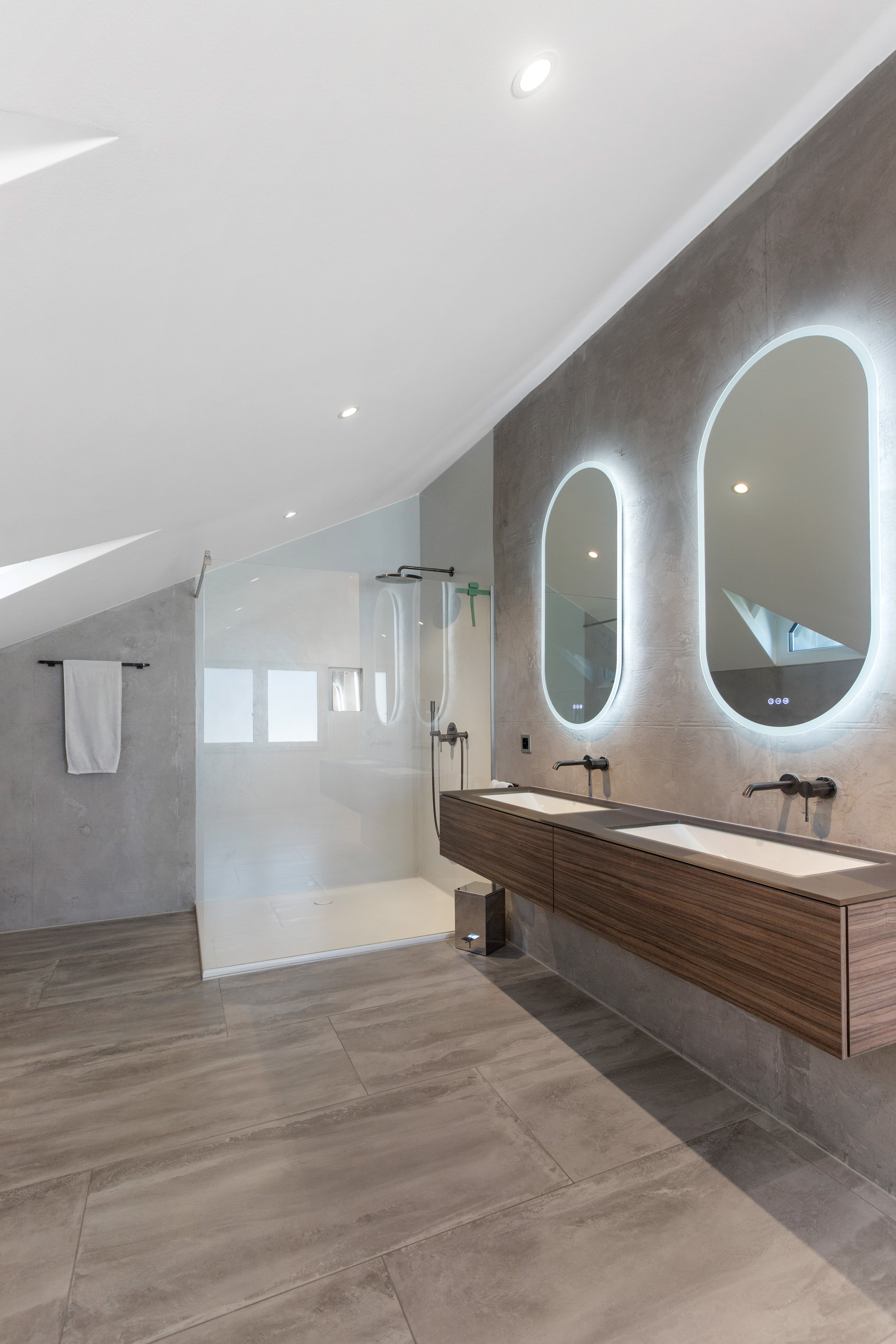 Modernes Badezimmer mit Dachschräge und Doppelwaschtisch