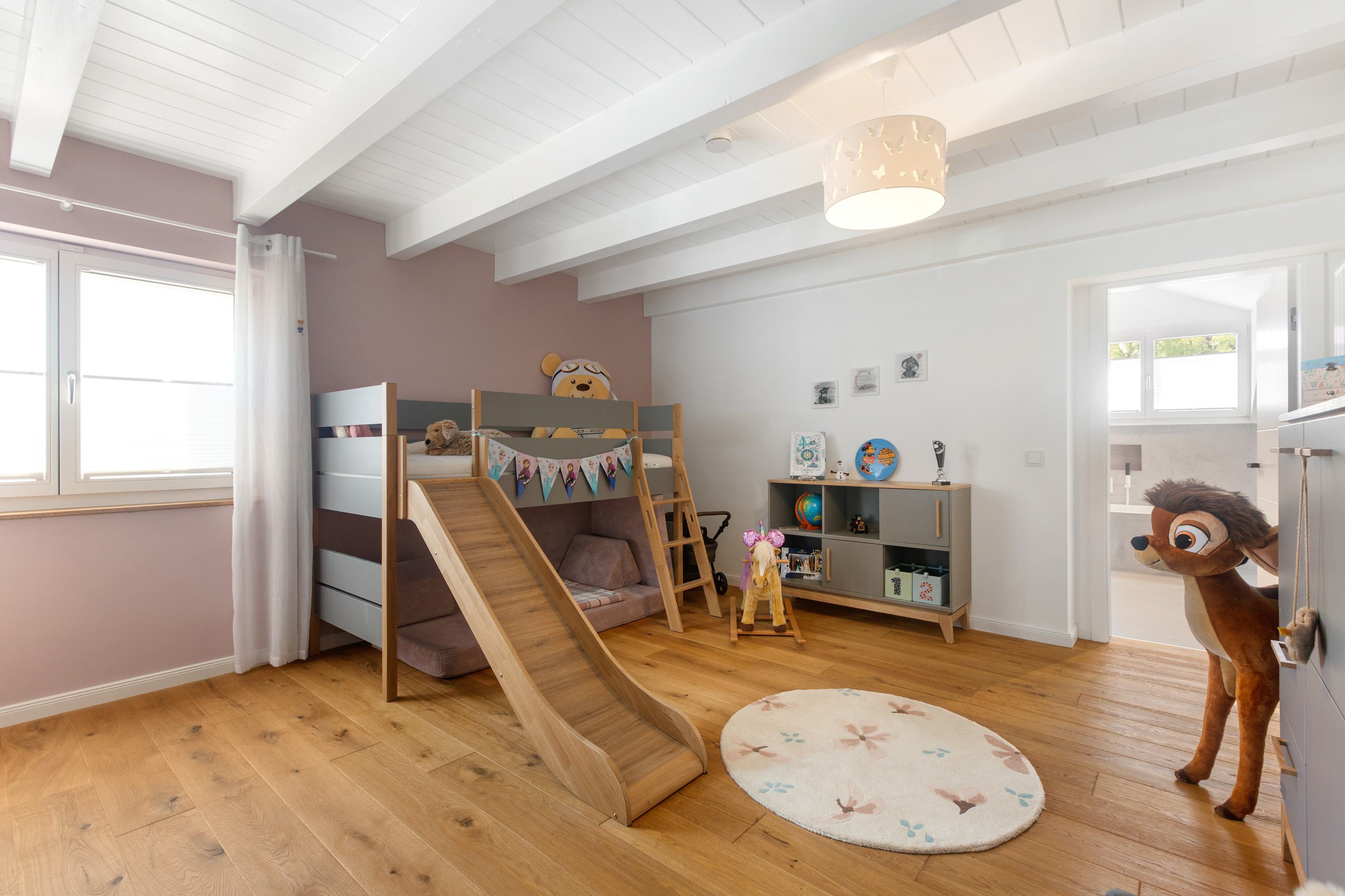 Kinderzimmer mit Rutsche und Hochbett