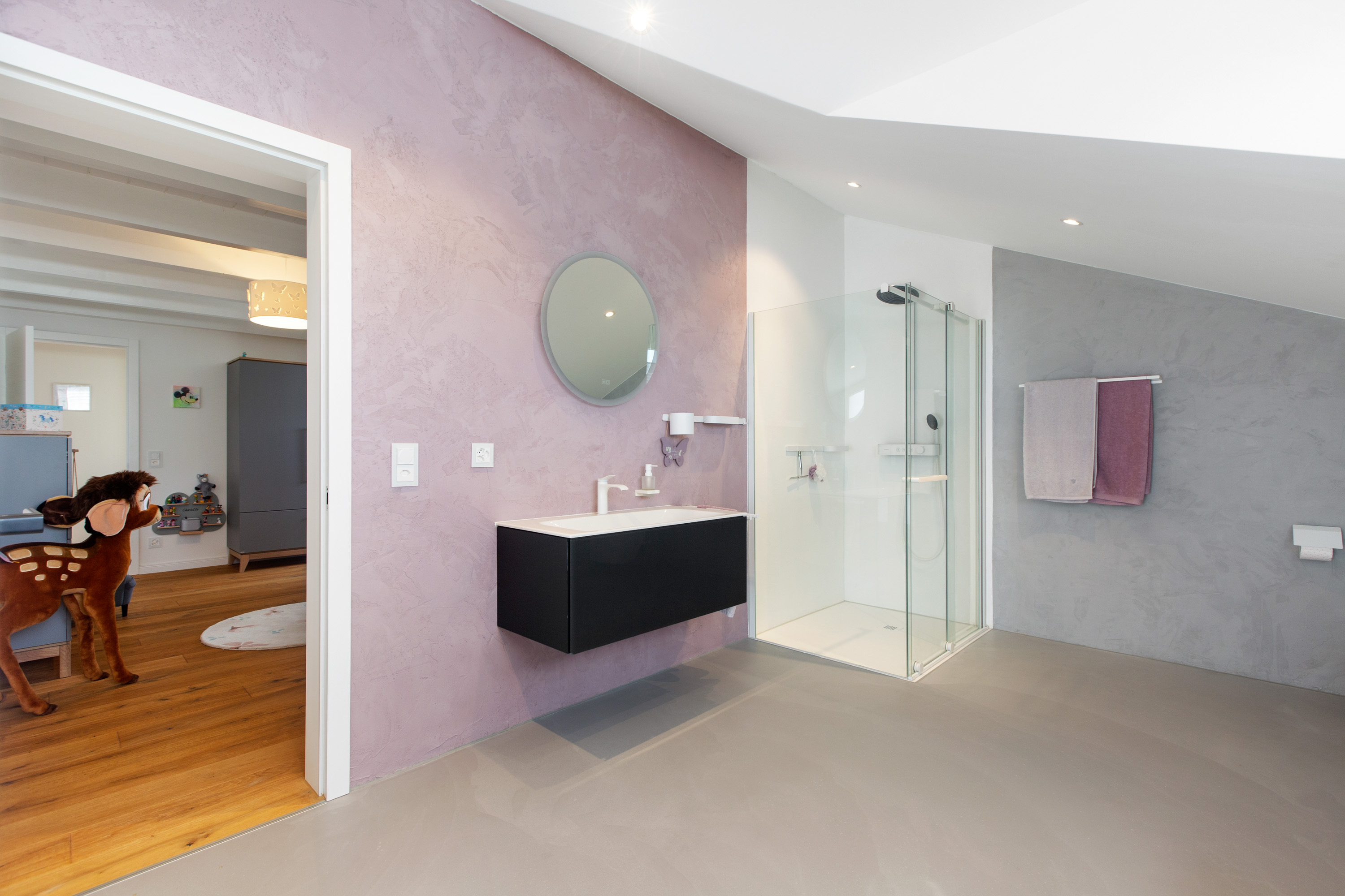 Modernes Badezimmer mit begehbarer Dusche