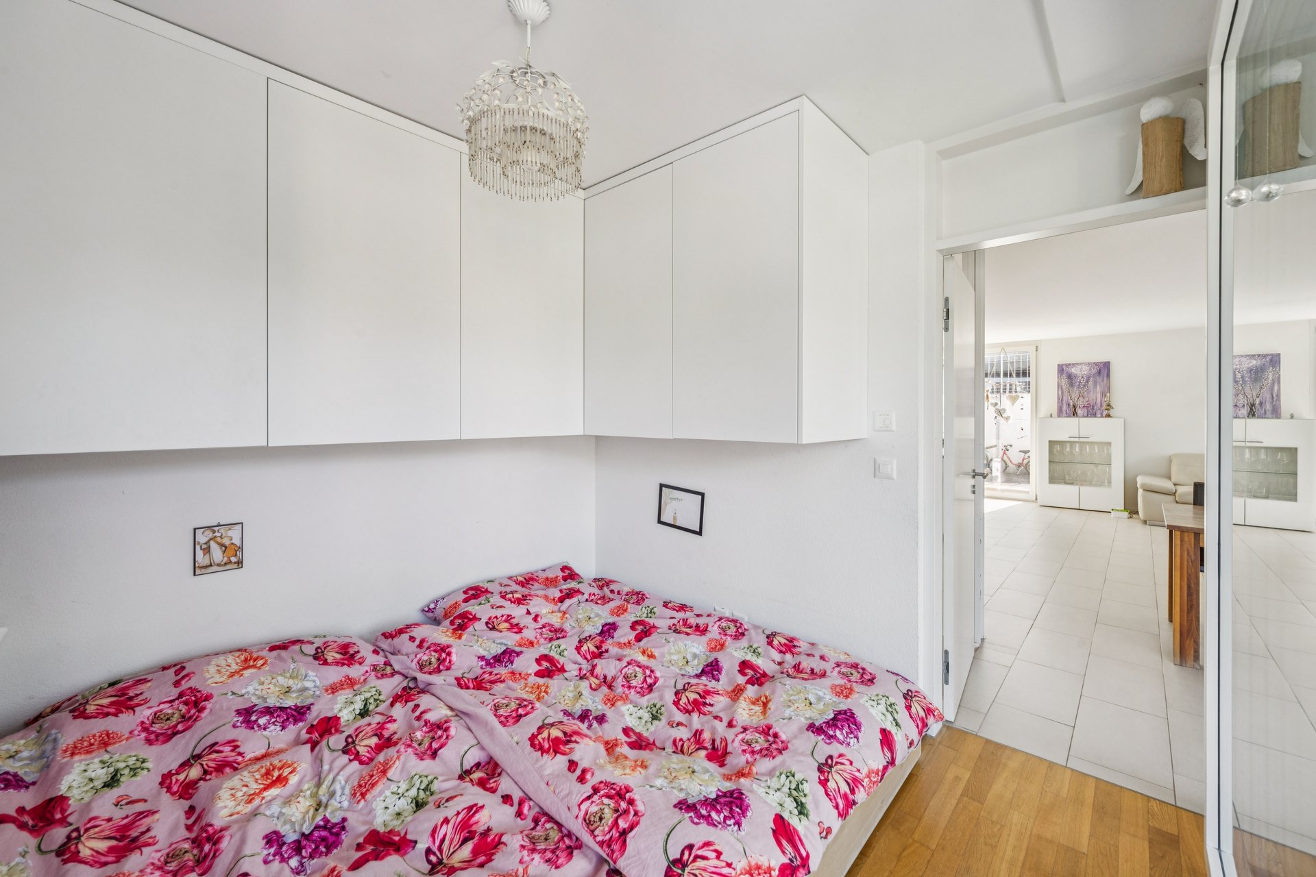 Schlafzimmer mit Zugang zum Wohnbereich