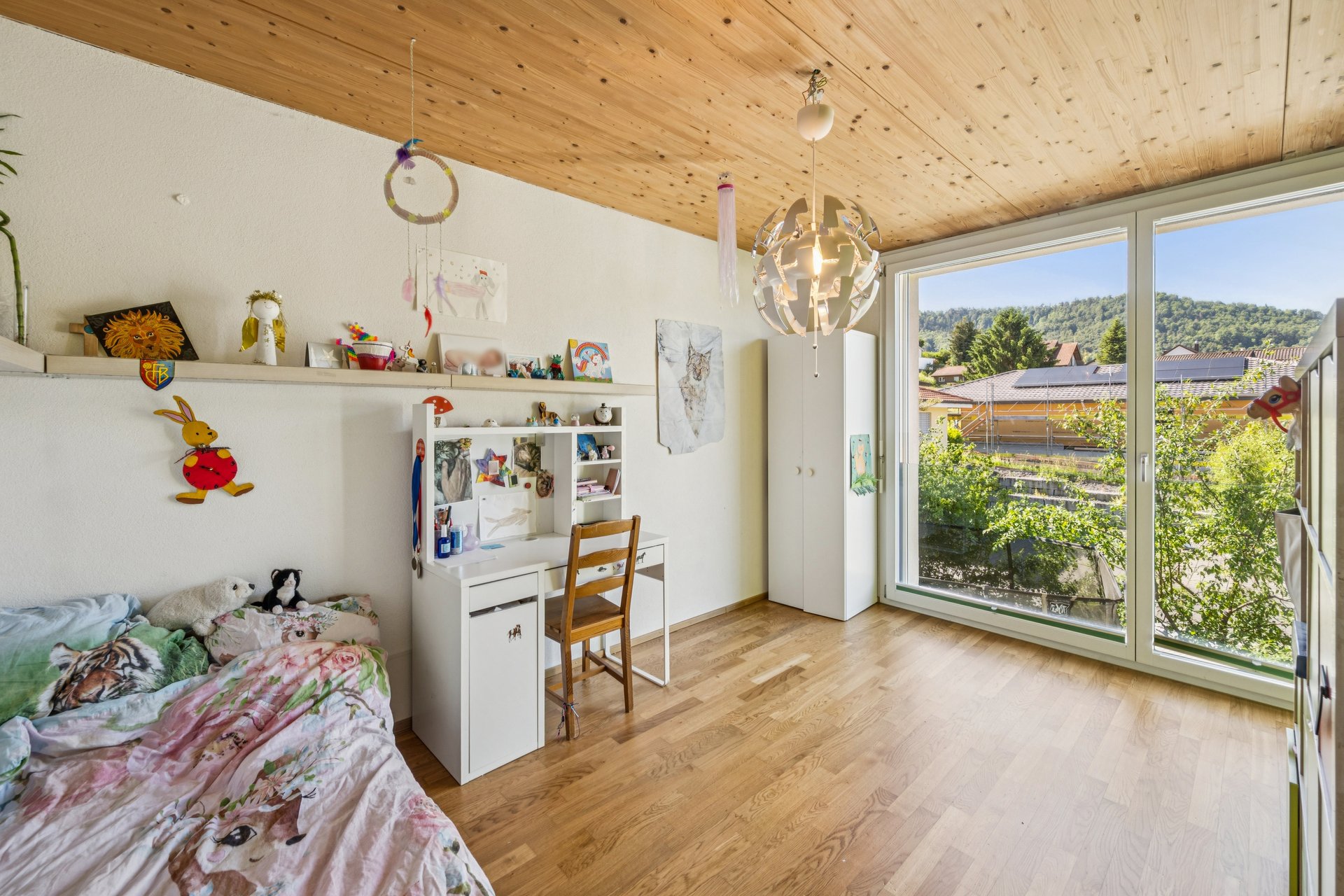 Kinderzimmer mit Blick ins Grüne