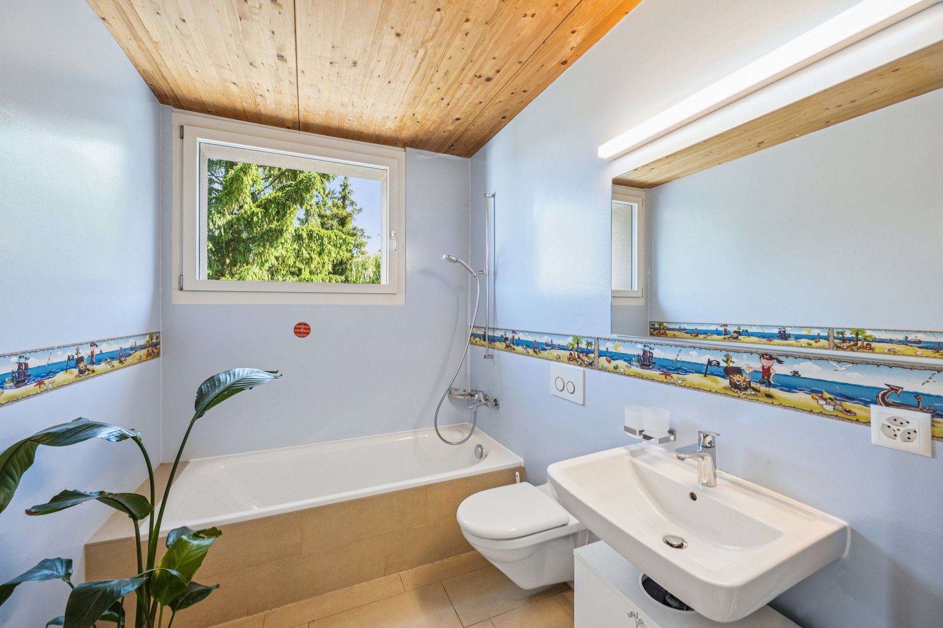 Helles Badezimmer mit Dachschräge und Badewanne