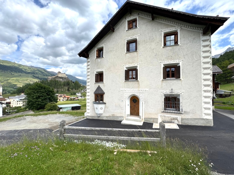 Historisches alpines Wohnhaus mit Bergblick