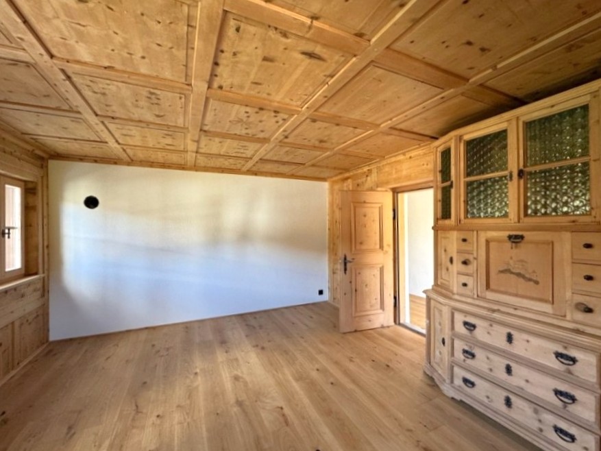 Holzvertäucherter Raum mit rustikalem Charakter