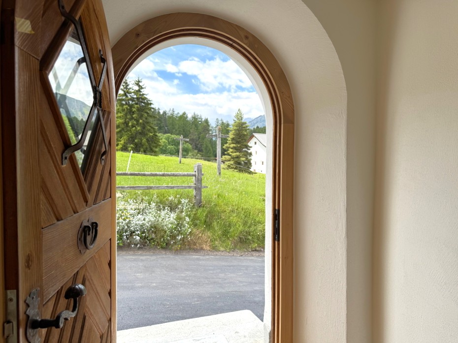 Offene Haustür mit Bergblick