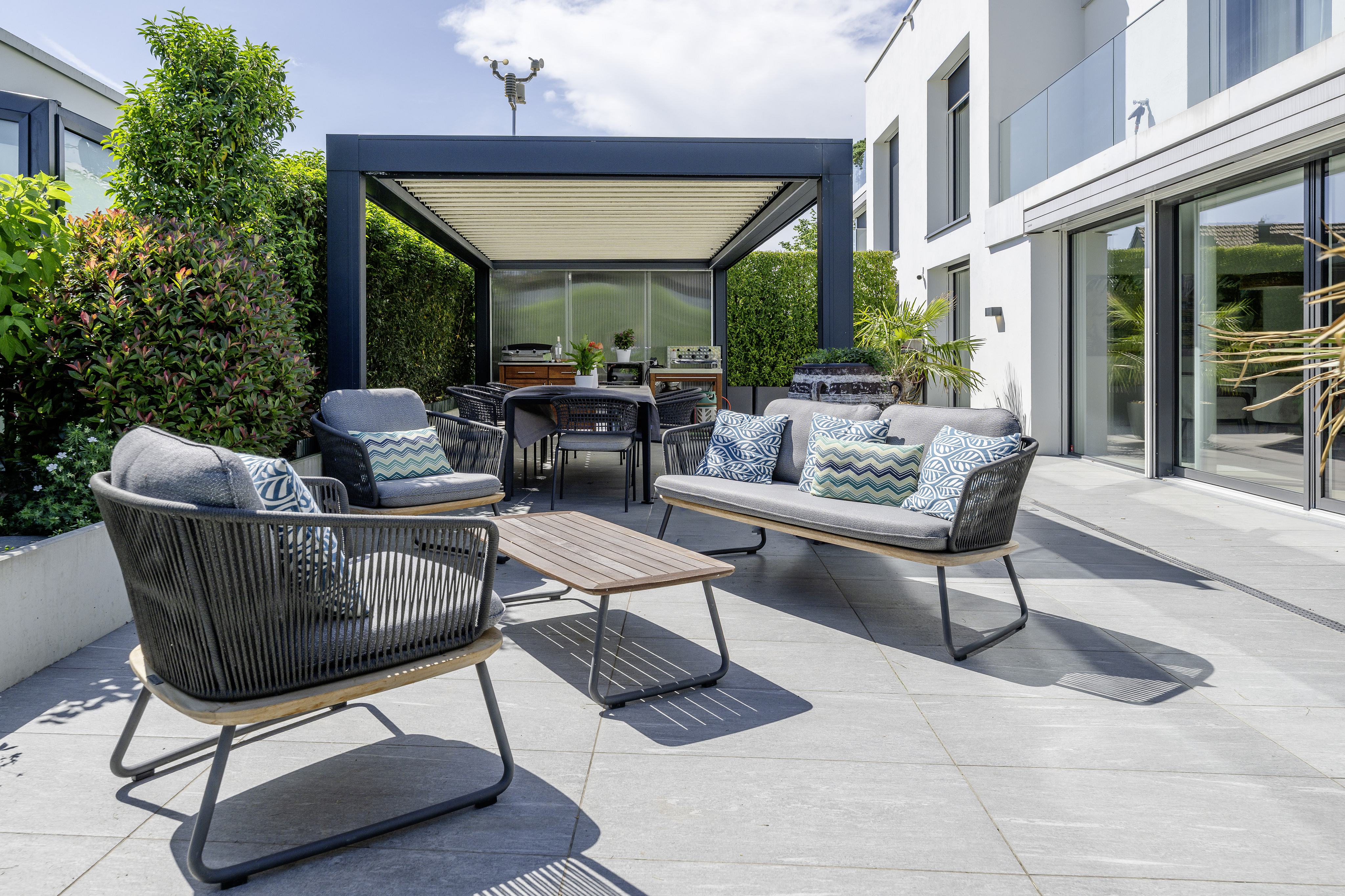 Moderne Dachterrasse mit Lounge- und Essbereich