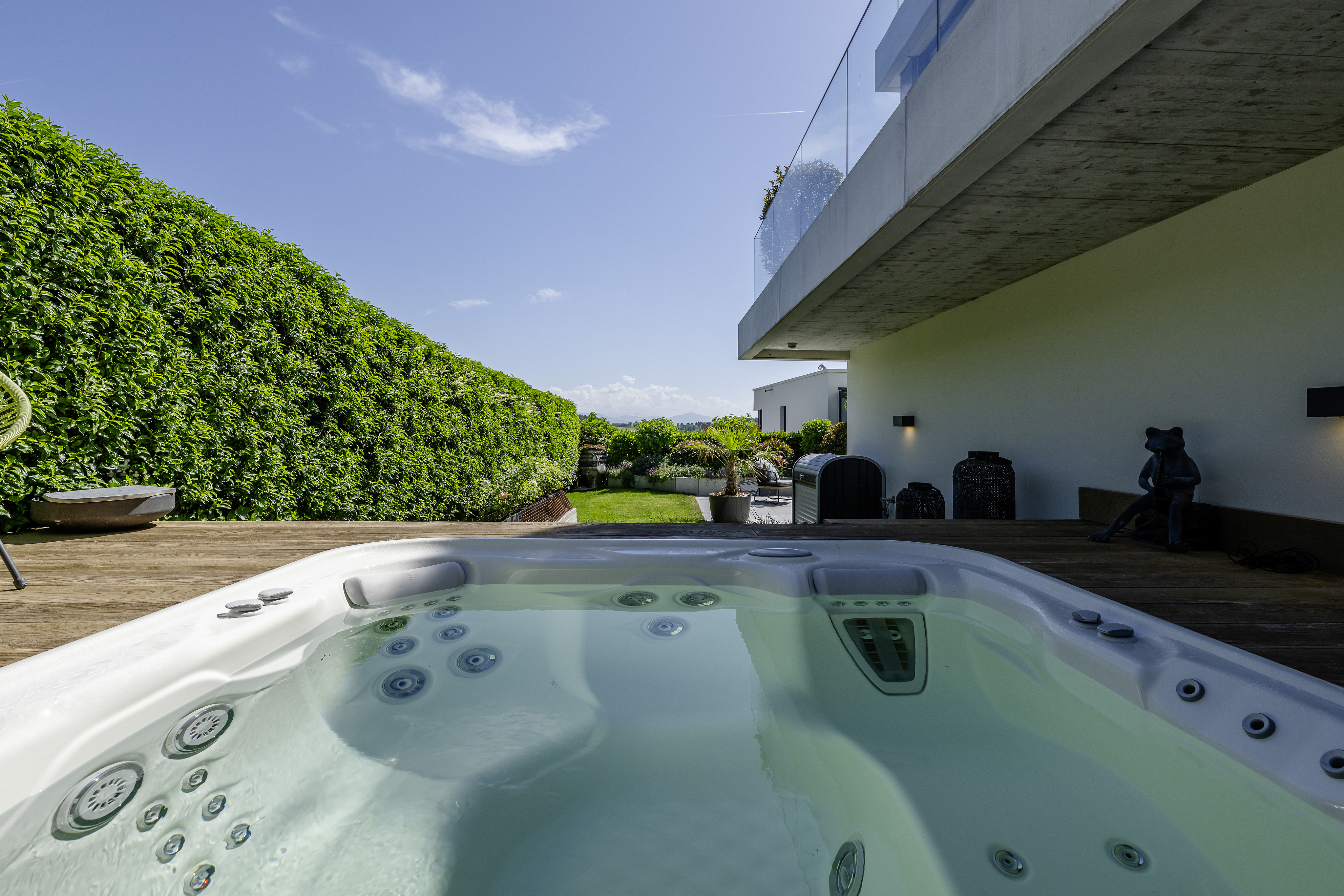 Whirlpool auf moderner Terrasse mit Gartenblick