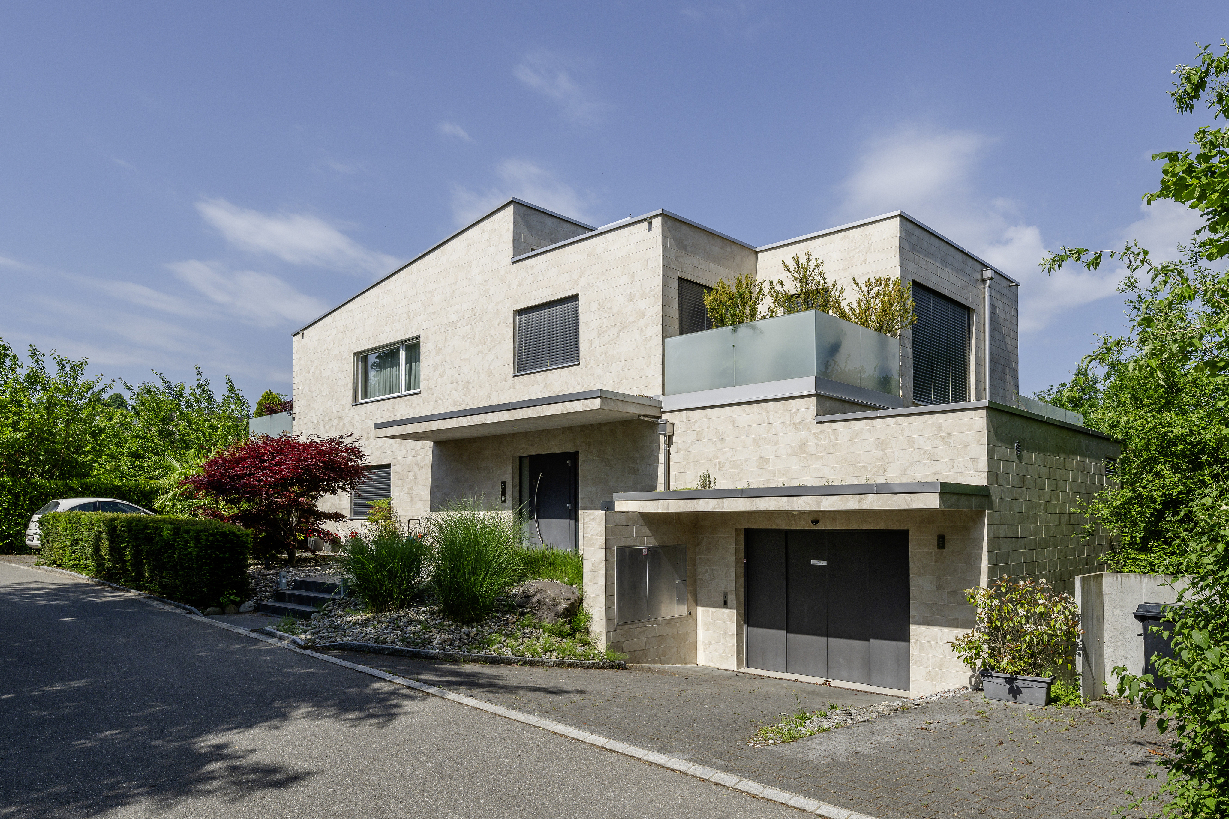 Modernes Einfamilienhaus mit Natursteinfassade