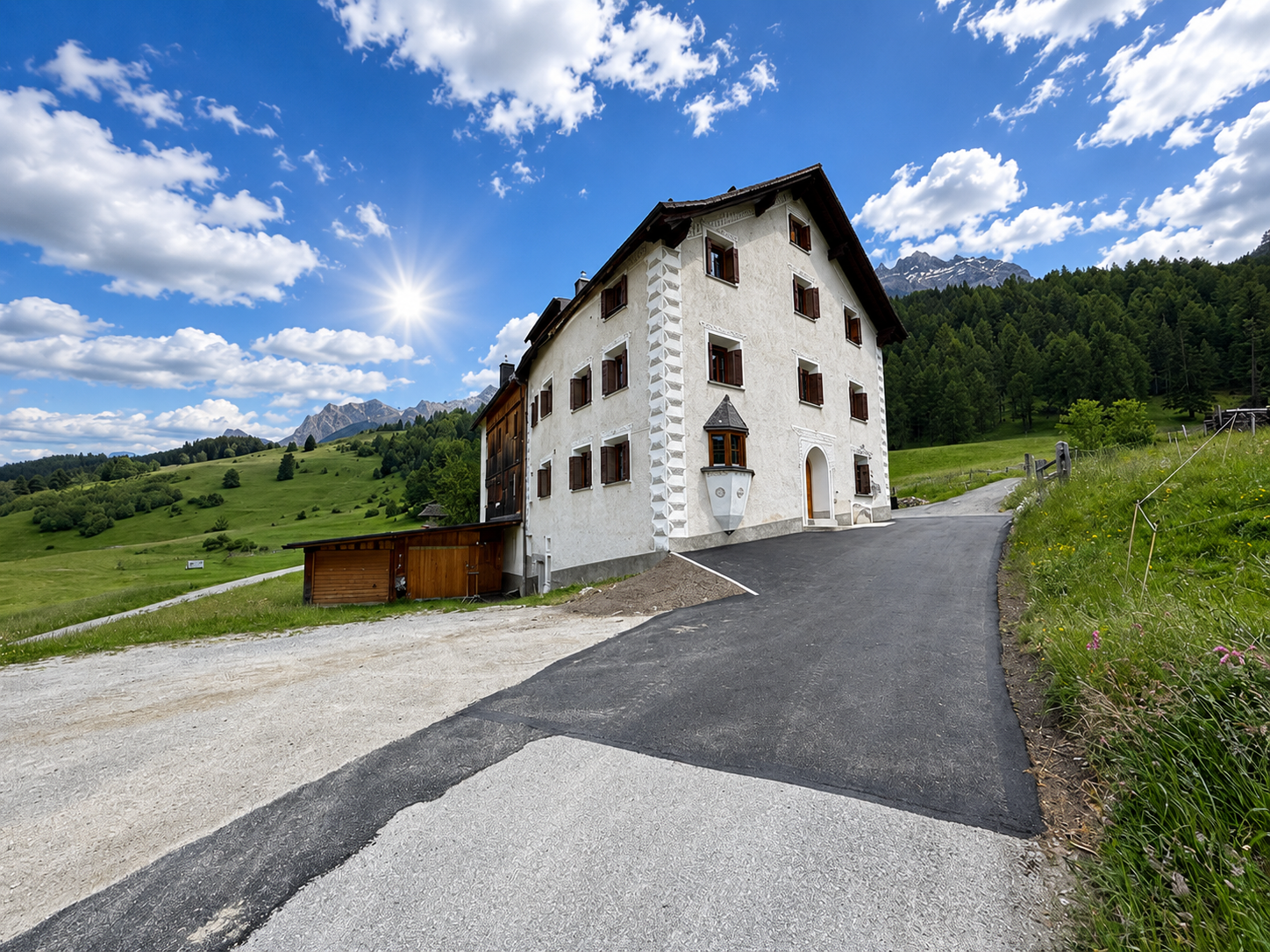 Alpines Wohnhaus in Berglandschaft
