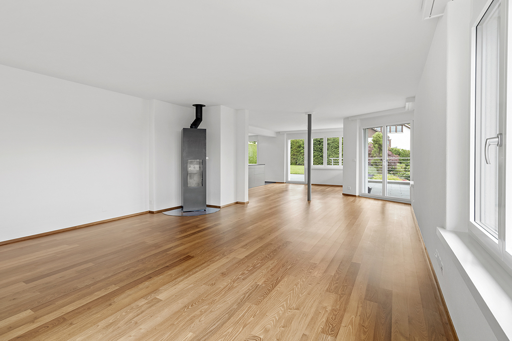 Großer leerer Wohnraum mit Holzfußboden