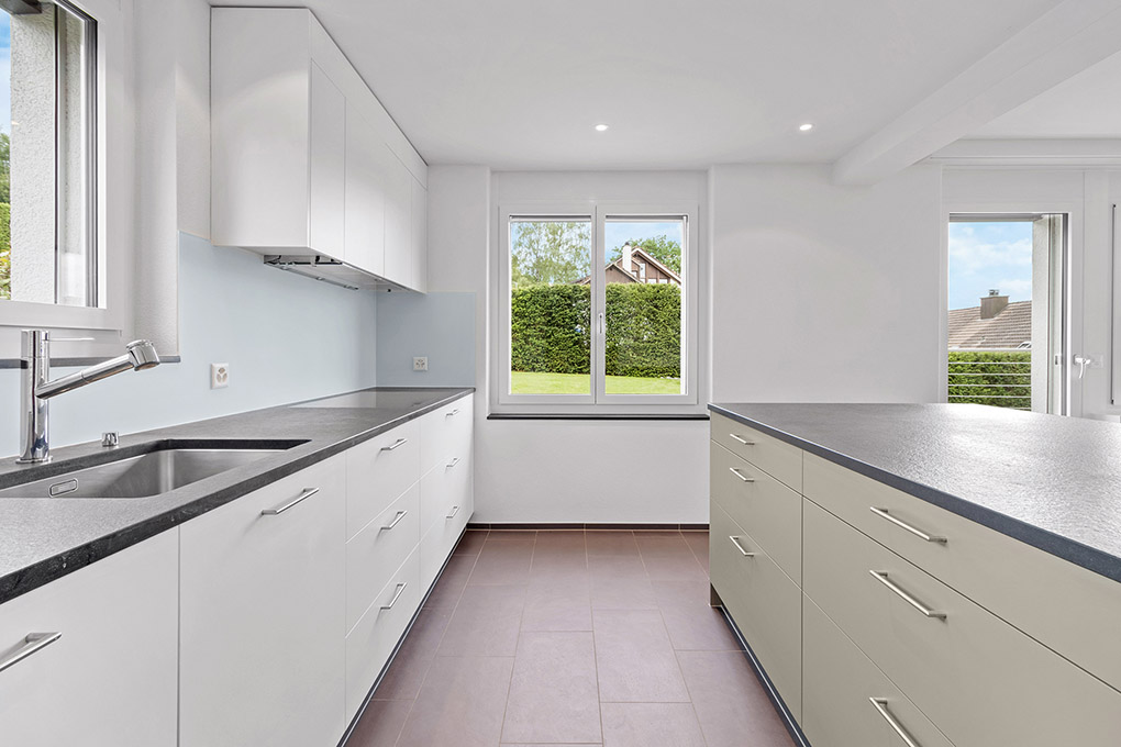 Helle moderne Küche mit Gartenblick
